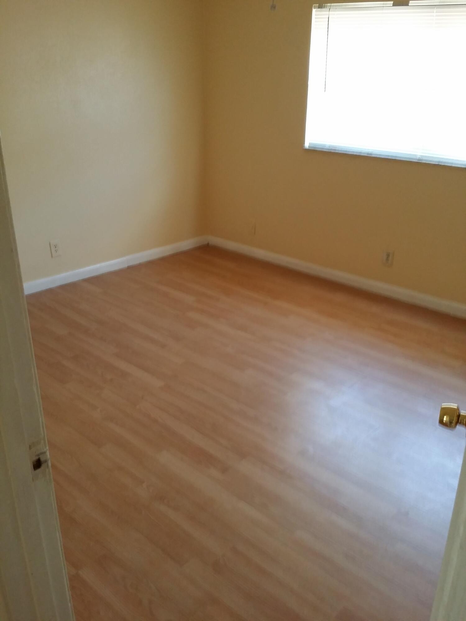 ROYAL OAKS TOWNHOUSE 5 CONDO - Residential