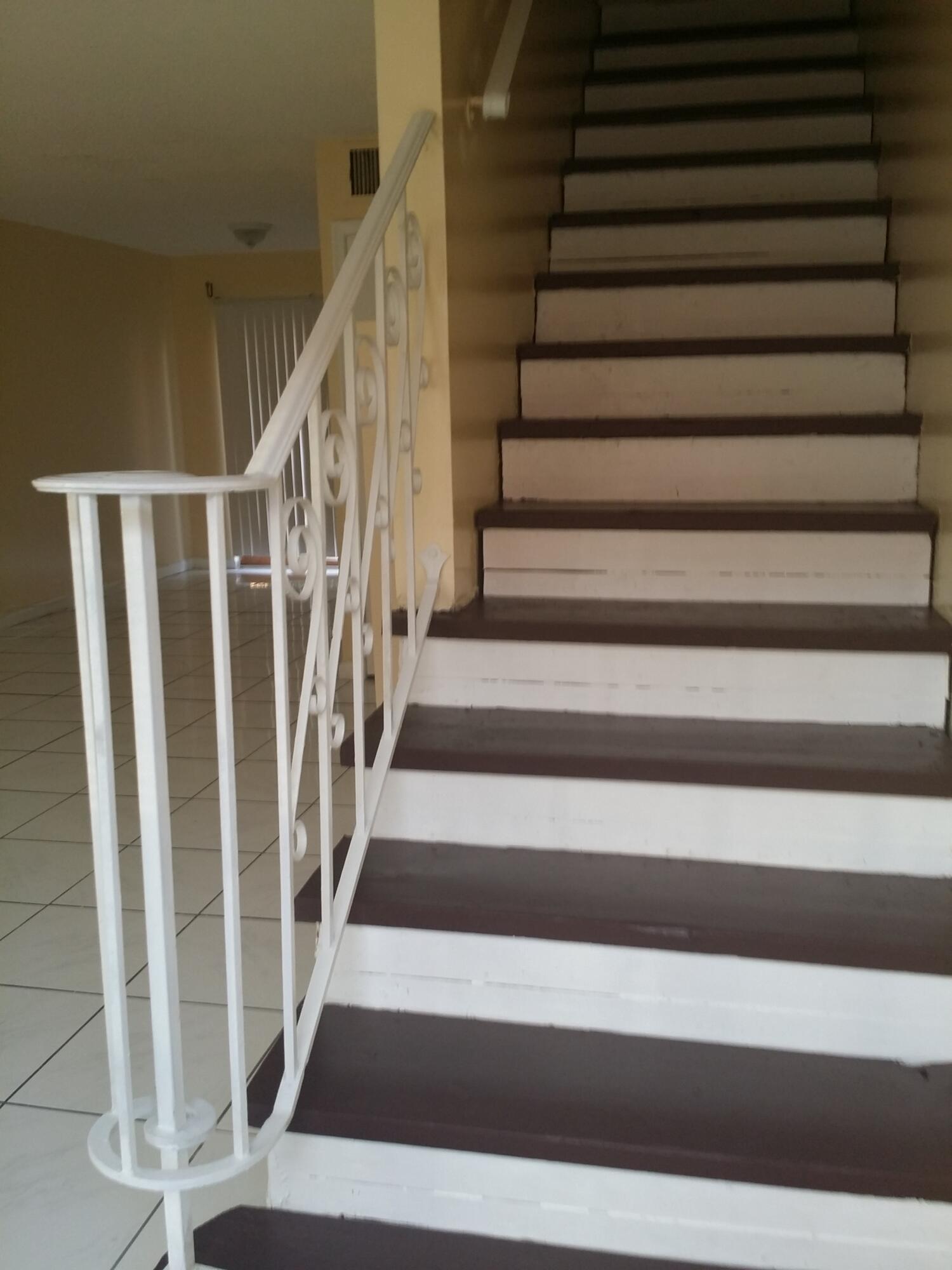 ROYAL OAKS TOWNHOUSE 5 CONDO - Residential