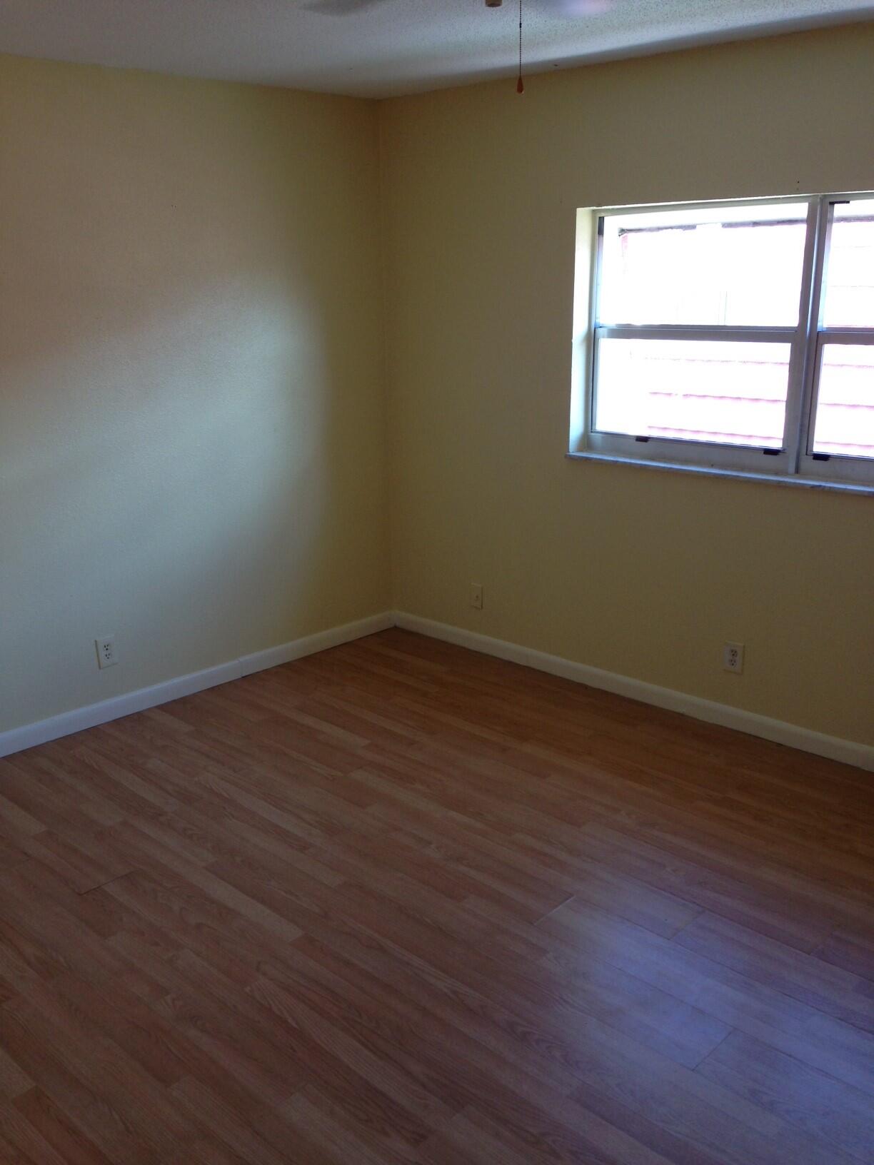 ROYAL OAKS TOWNHOUSE 5 CONDO - Residential