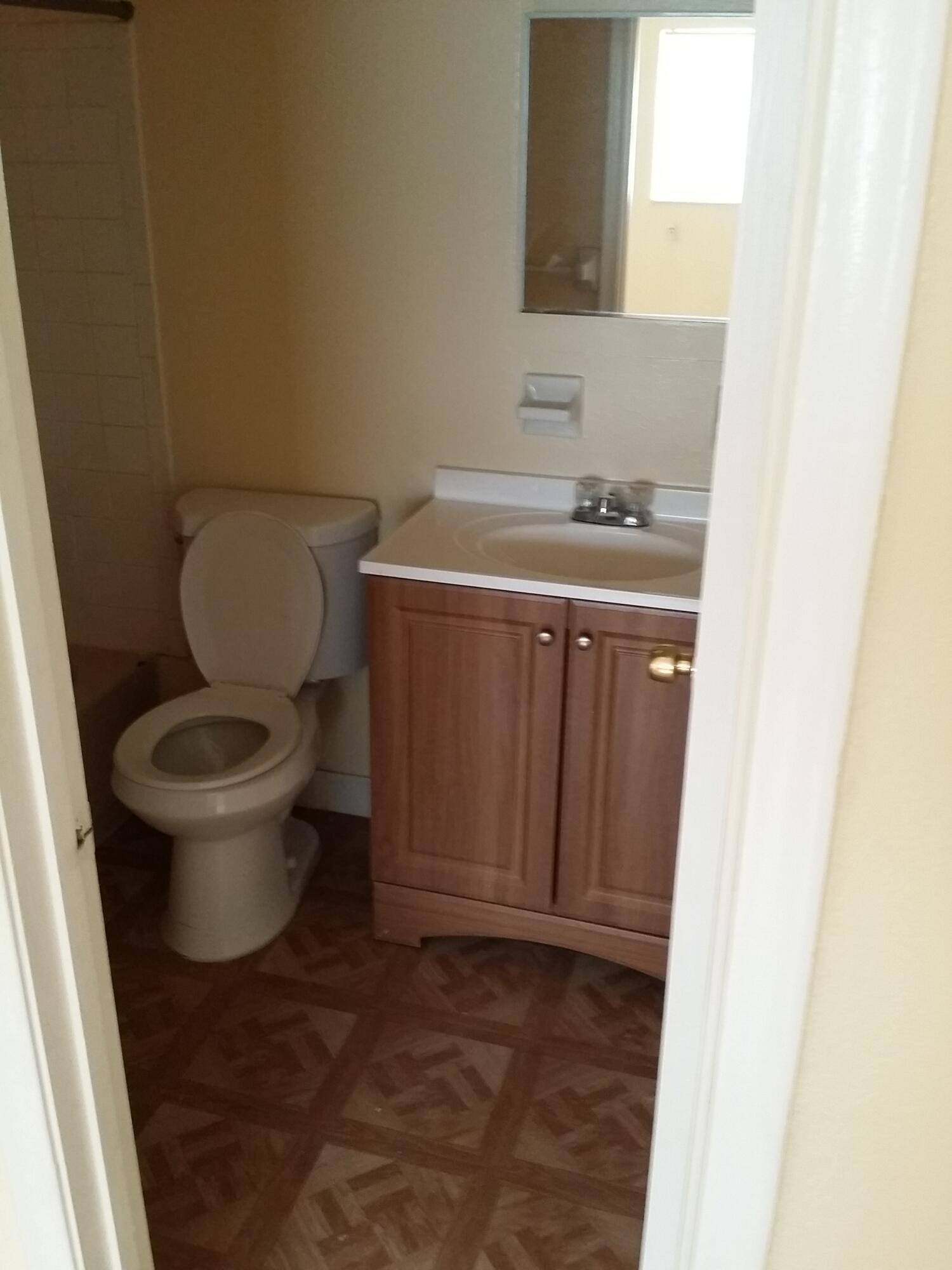 ROYAL OAKS TOWNHOUSE 5 CONDO - Residential