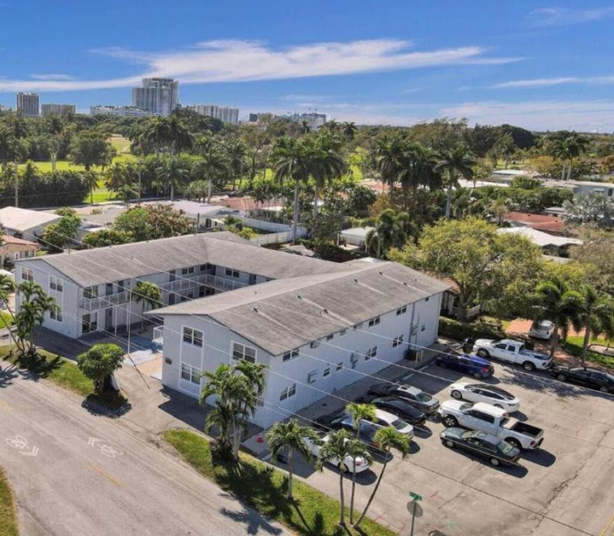 HOLLYWOOD COUNTRY CLUB DISTRICT - Residential Income