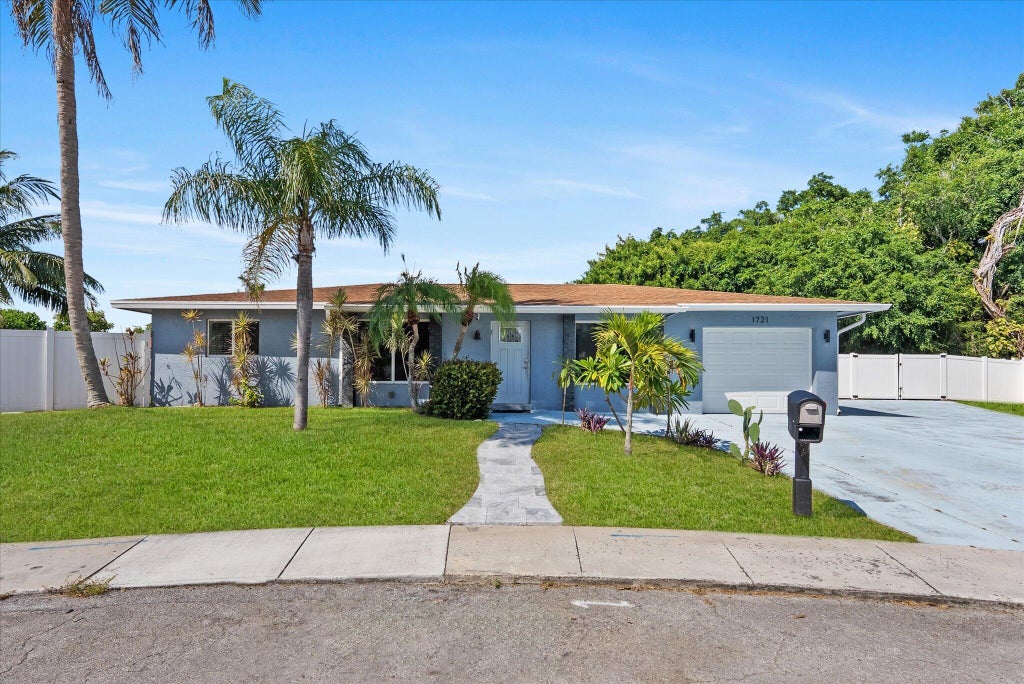 Photo of 1721 SW 10TH Street, Boca Raton, FL 33486 (MLS # B26068775)