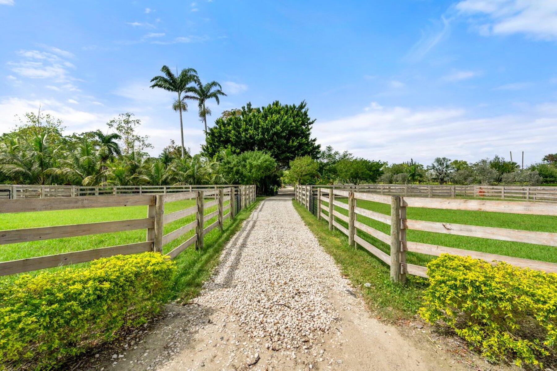 LOXAHATCHEE GROVES - Residential Lease