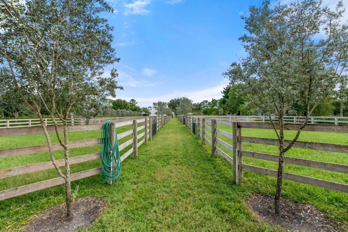 LOXAHATCHEE GROVES - Land