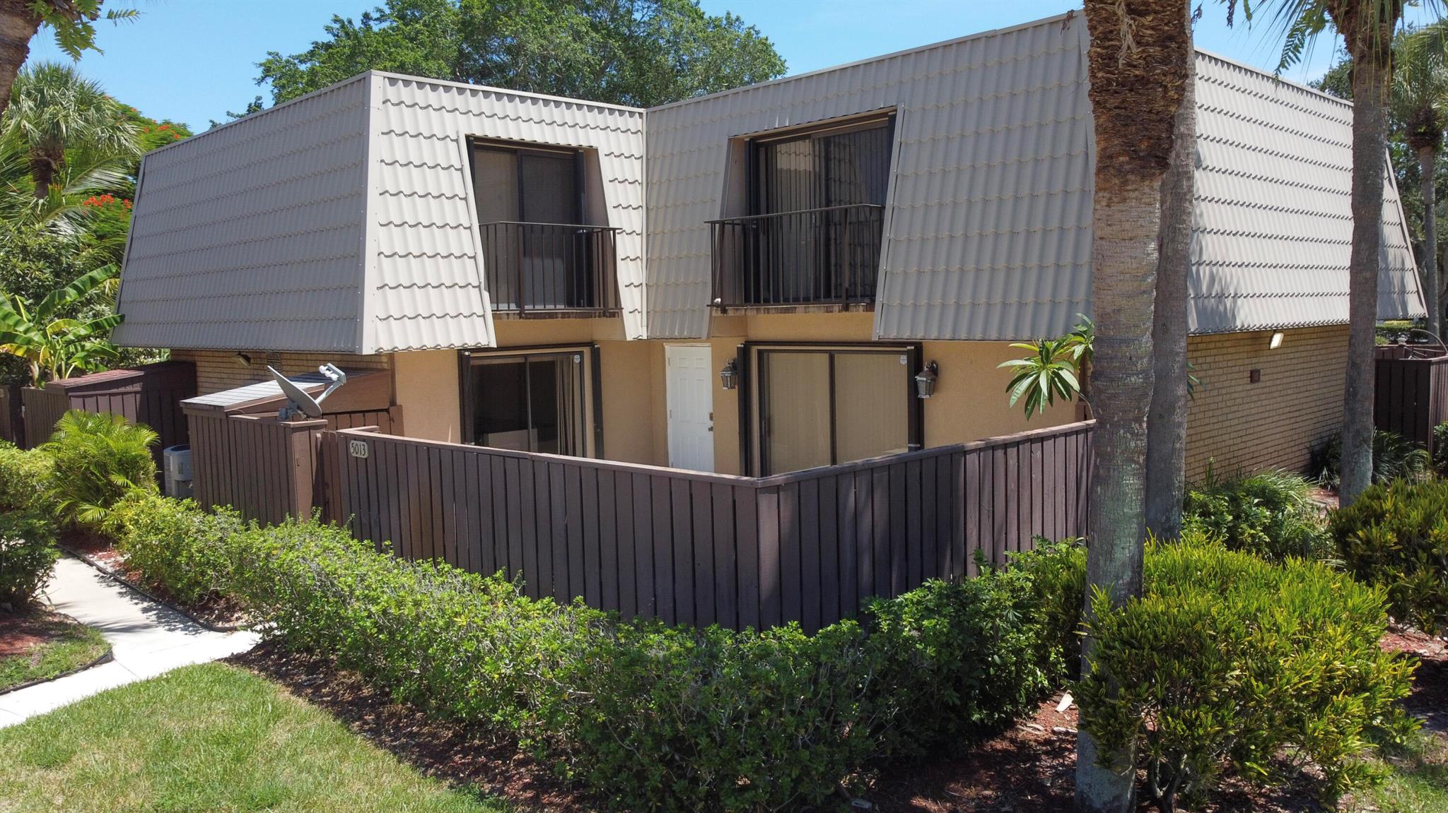 Can't-miss opportunity to rent a beautifully updated 2 Bedroom, 2.5 Bathroom townhouse in the heart of West Palm Beach! Featuring a newly renovated kitchen, updated laminate flooring, and fresh paint, this property is well-maintained and it shows! Enjoy your own private gated courtyard - perfect for both relaxing and entertaining. Conveniently located near shopping, dining, and I-95, the Villages of Sandalwood offers 2 community pools, tennis & basketball courts, and a dedicated picnic area.