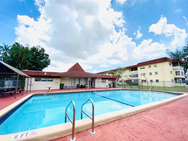 This convenient condo is located in a walking distance to shopping plaza, restaurants and University of FLL. Spacious balcony overlooking a quite courtyard. Plenty of storage and large family room. Art center , Central Broward park, Water park and many more are in a literally walking distance. 15 min to FLL International airport.