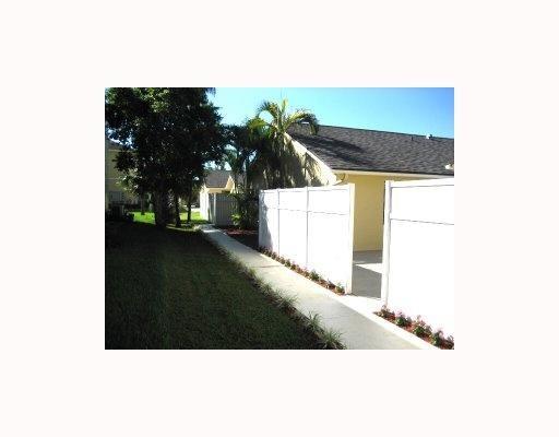 Gorgeous villa with semi-private pool. Don't wait! This location and unit are going to go fast! Great area, great schools, one level open floorplan!