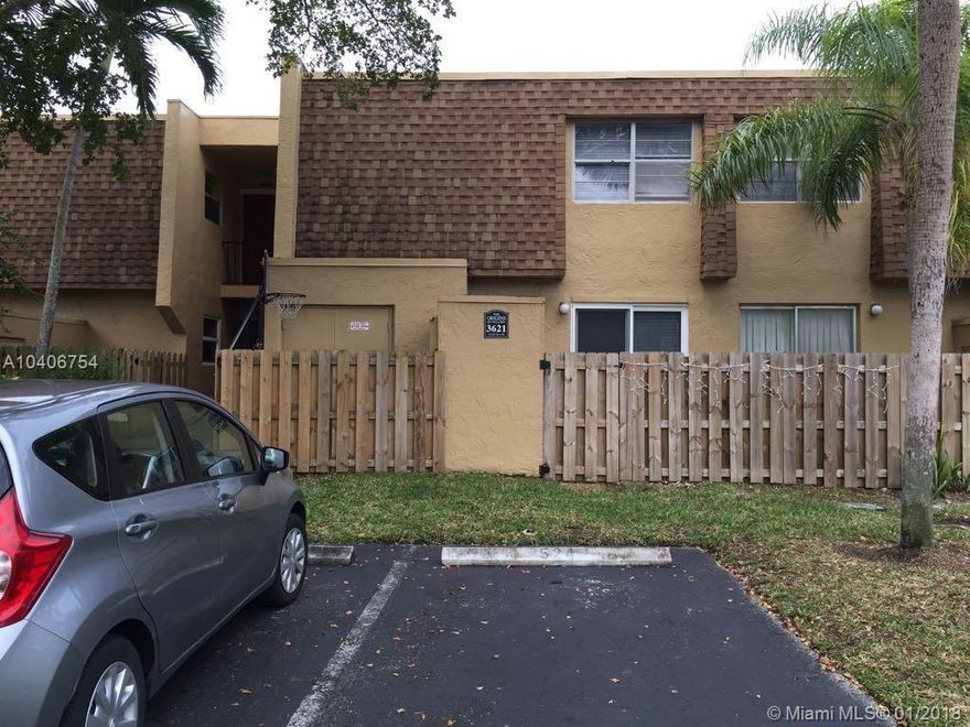 SECOND FLOOR APARTMENT WITH AN OUTSTANDING LAKE VIEW IN DESIRABLE WELLEBY, 10 MIN AWAY FROM SAWGRASS MILLS. UPGREADED KITCHEN AND BATHROOM. WASHER AND DRYER IN THE UNIT. QUICK ASSOCIATION APPROVAL