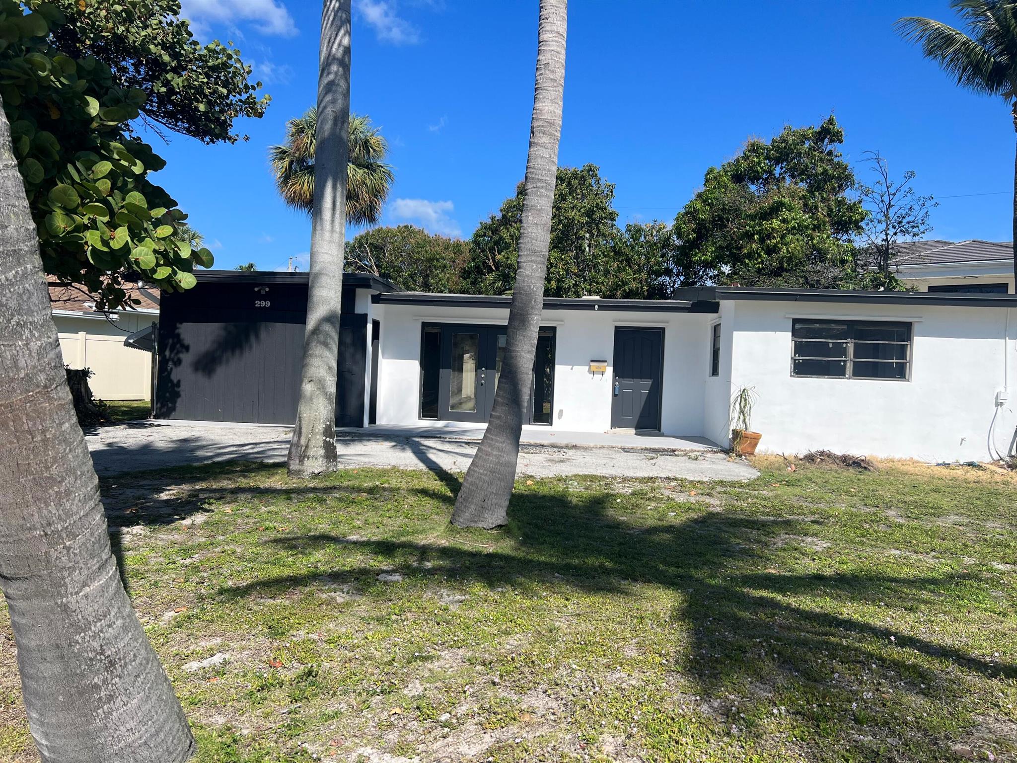 3/2 Florida home with expansive back yard. Walk everywhere: the Beach, Parks,Downtown Boca, Bright line train, Mizner Park, houses of worship and more. Live in Beautiful East Boca in the hottest 'hood around. Minutes to FAU and Town Center Mall. Pet allowed with restrictions.