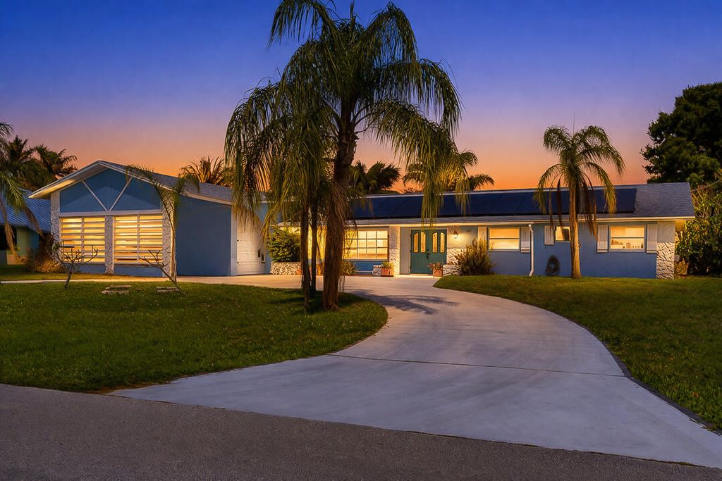 Photo of 343 SE Verada Avenue, Port Saint Lucie, FL 34983 (MLS # B26008421)