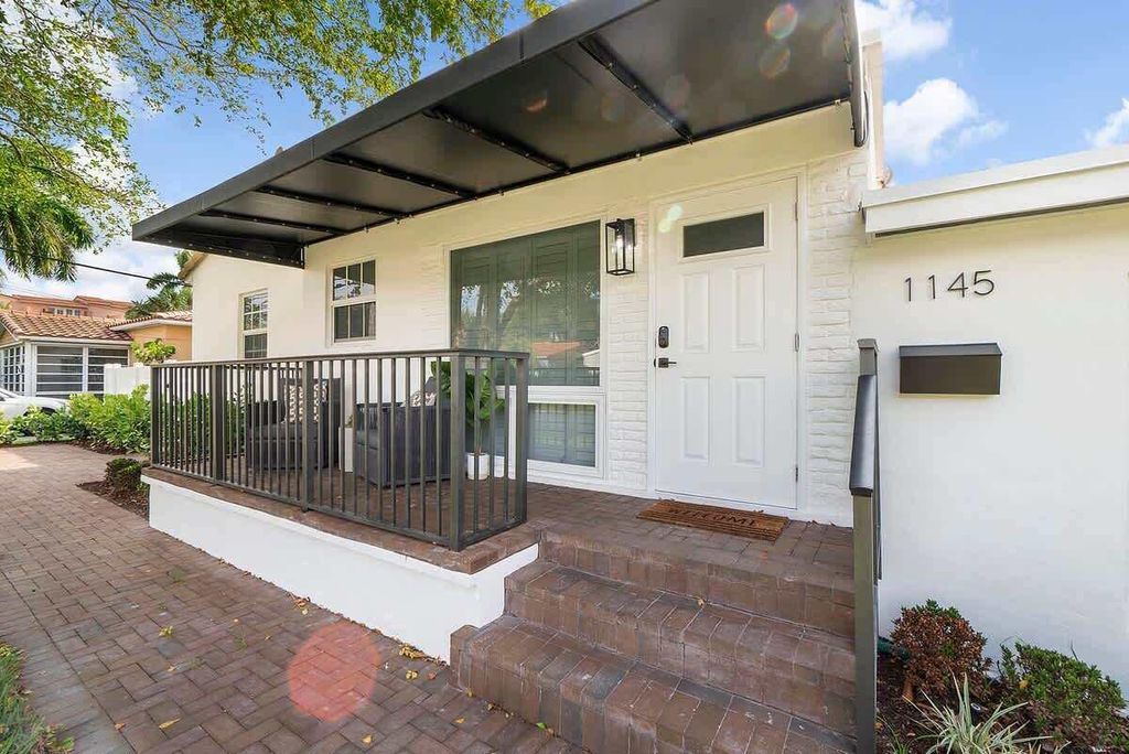 Photo of 1145 NE 18th Avenue, Fort Lauderdale, FL 33304 (MLS # B26003634)