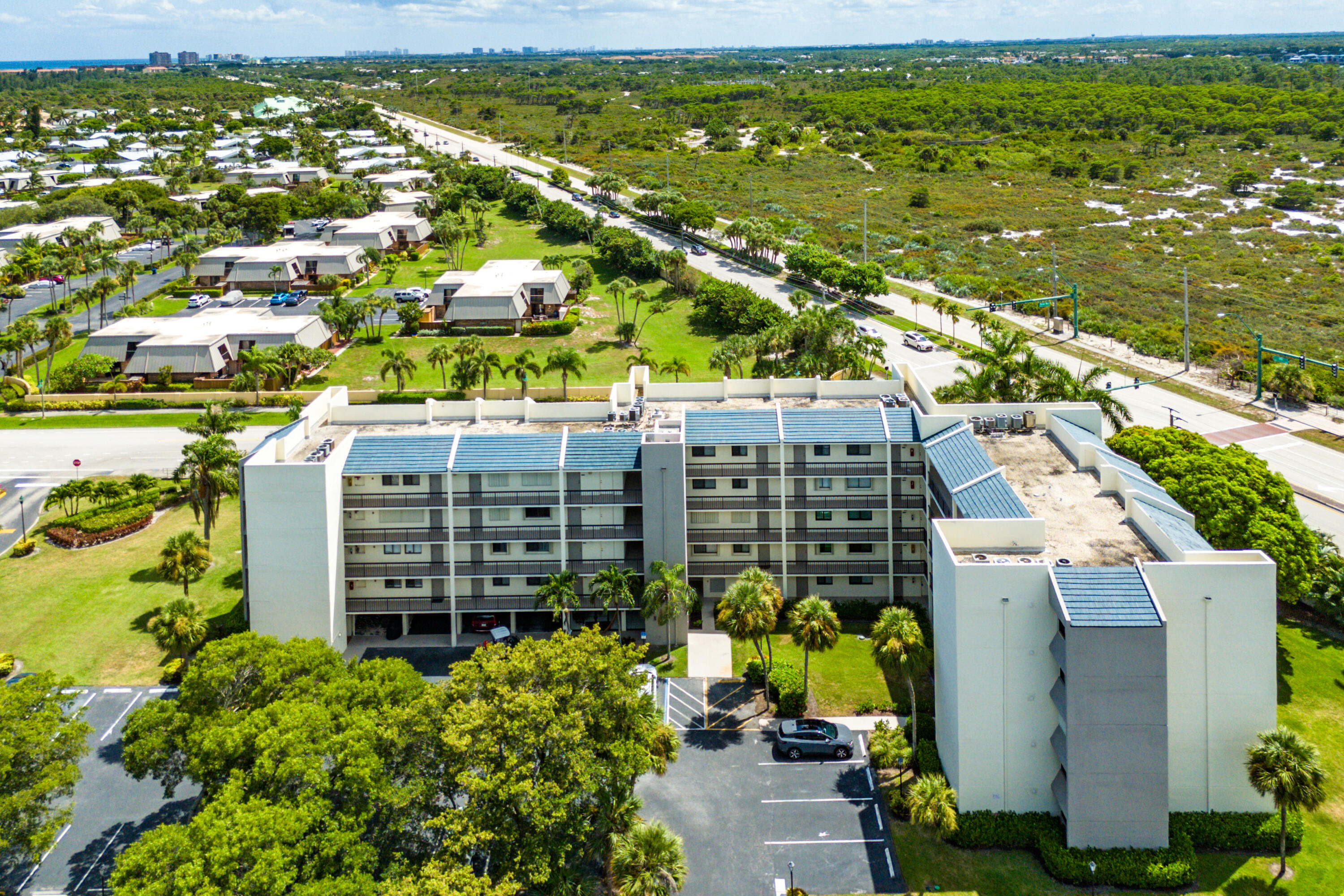 JUPITER OCEAN AND RACQUET CLUB ONE CONDO AND MIDRI - Residential