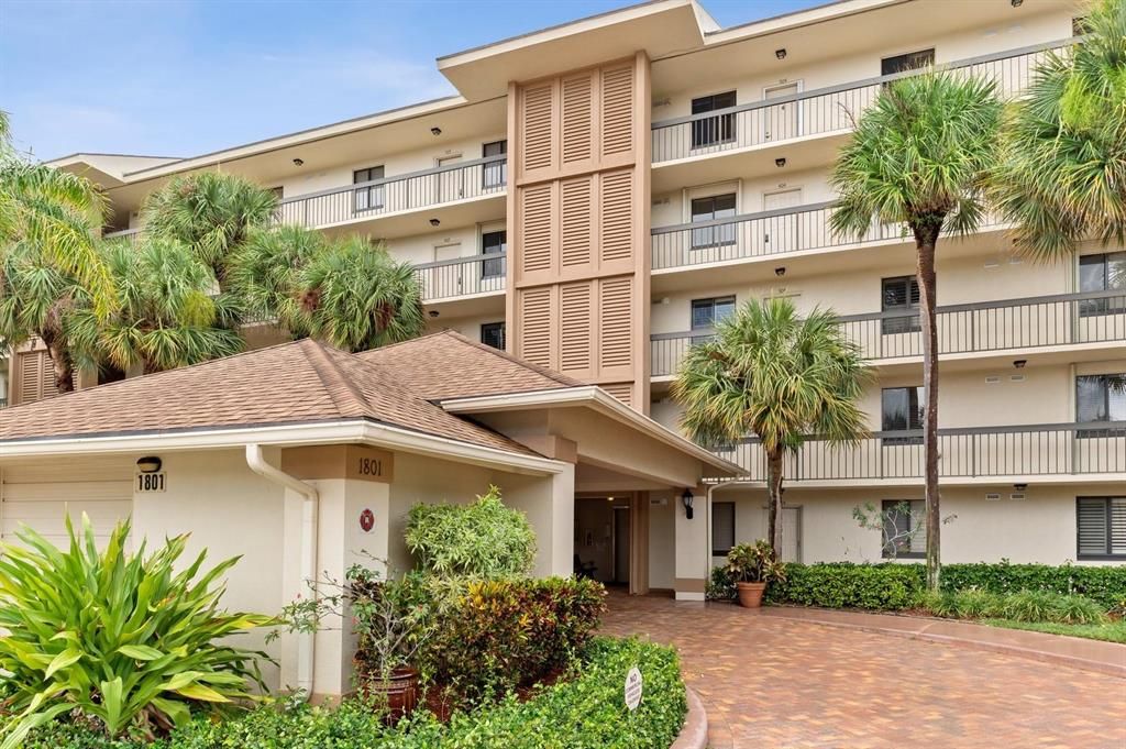 Photo of 1801 Marina Isle Way #303, Jupiter, FL 33477 (MLS # R10707534)