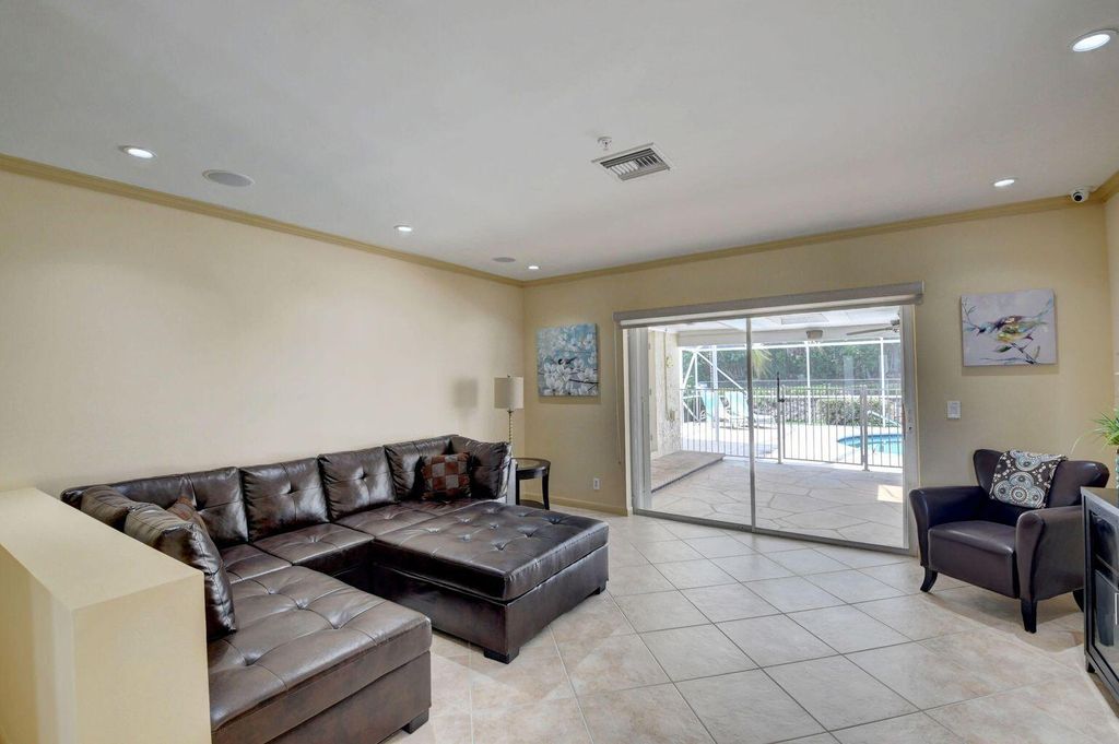Photo of 1086 SW 28th Avenue, Boynton Beach, FL 33426 (MLS # R10963309)