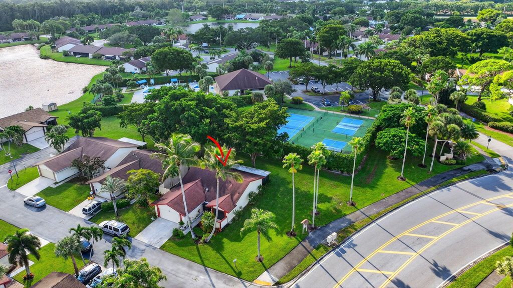 Photo of 29 Fawlkland Circle, Boynton Beach, FL 33426 (MLS # B26024309)