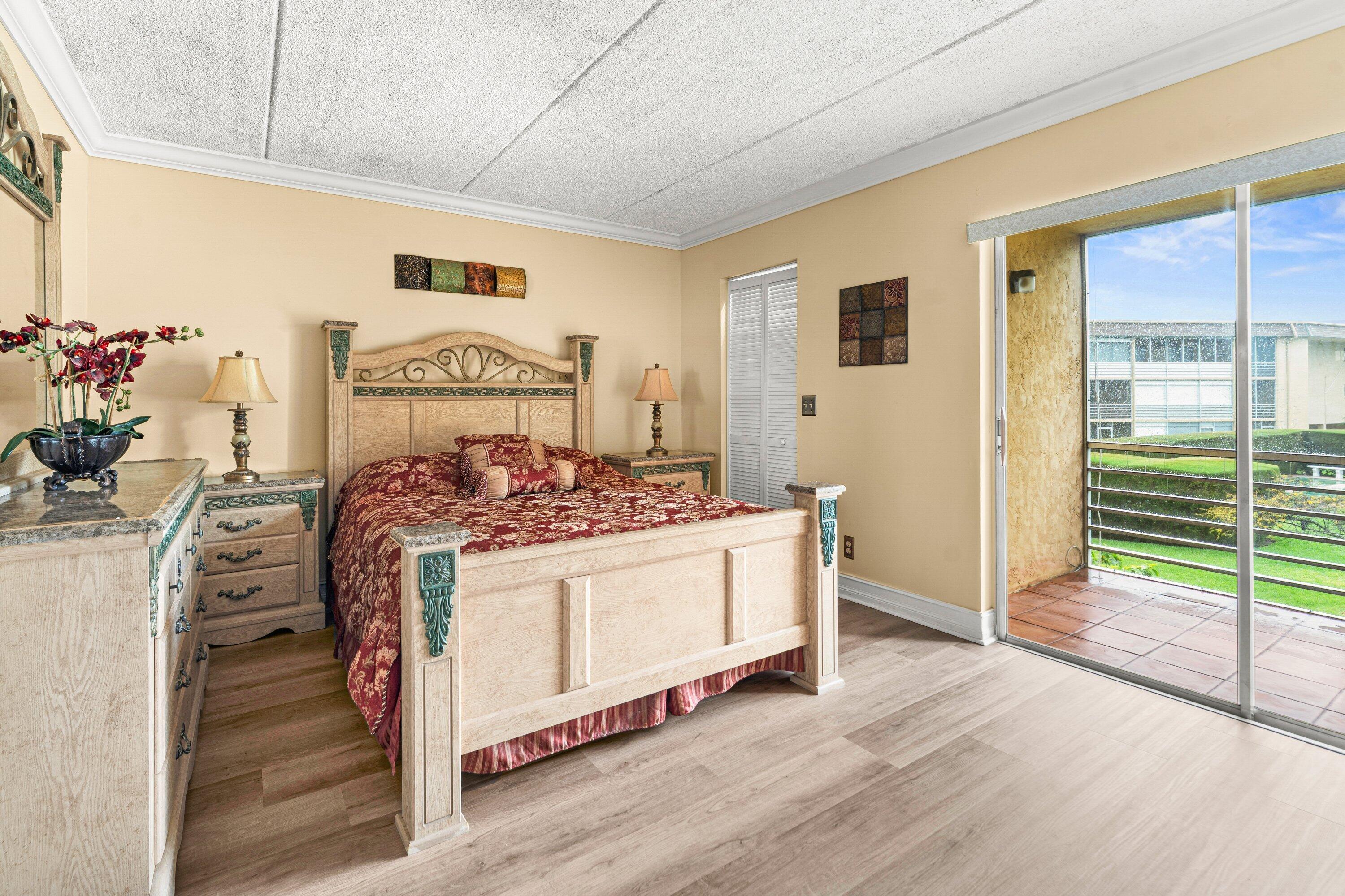 VILLAGE GREEN - Residential