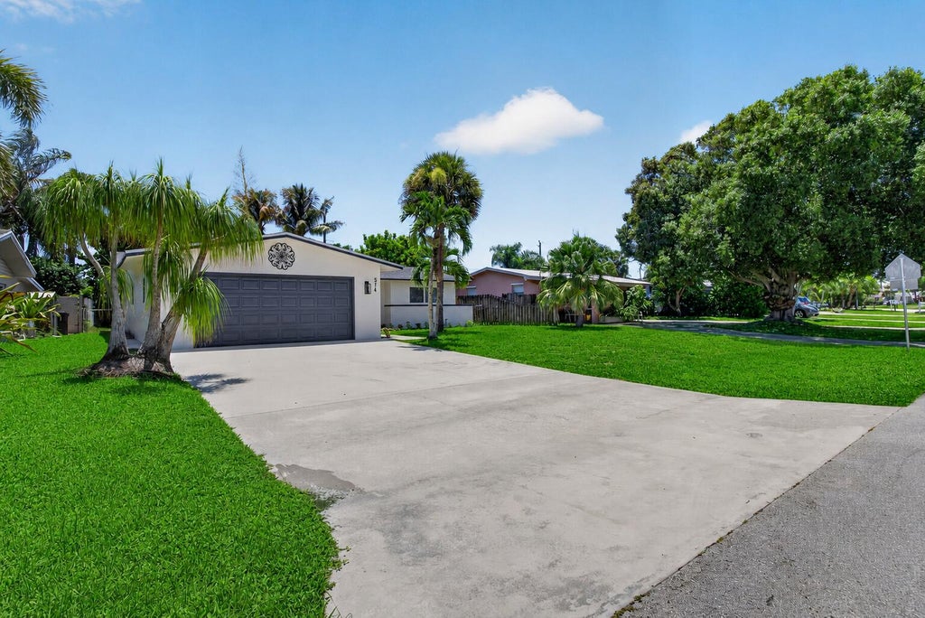 Photo of 514 Riverside Drive, Palm Beach Gardens, FL 33410 (MLS # B26056247)