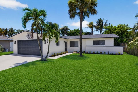 Photo of 514 Riverside Drive, Palm Beach Gardens, FL 33410 (MLS # B26056247)