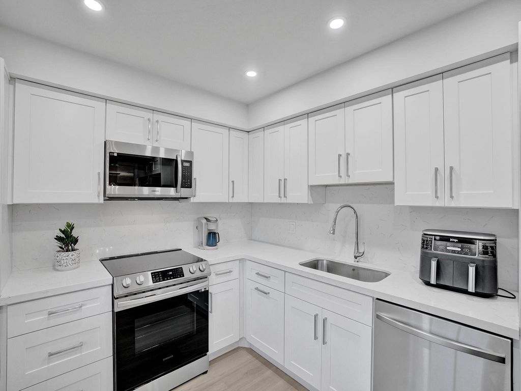 Photo of 555 Oaks Lane #311, Pompano Beach, FL 33069 (MLS # R10938914)