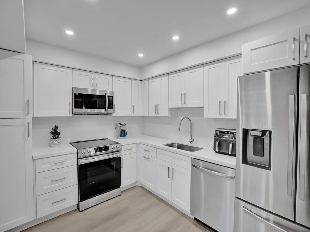 Photo of 555 Oaks Lane #311, Pompano Beach, FL 33069 (MLS # R10938914)
