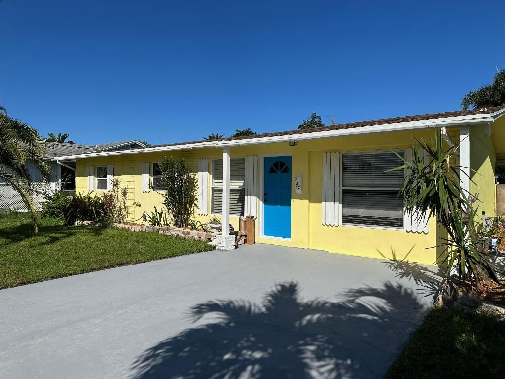 Photo of 2377 SE Monroe Street, Stuart, FL 34997 (MLS # R10930838)