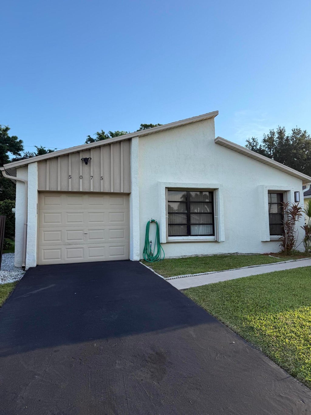 Photo of 5075 Mirror Lakes Boulevard, Boynton Beach, FL 33472 (MLS # B26067128)