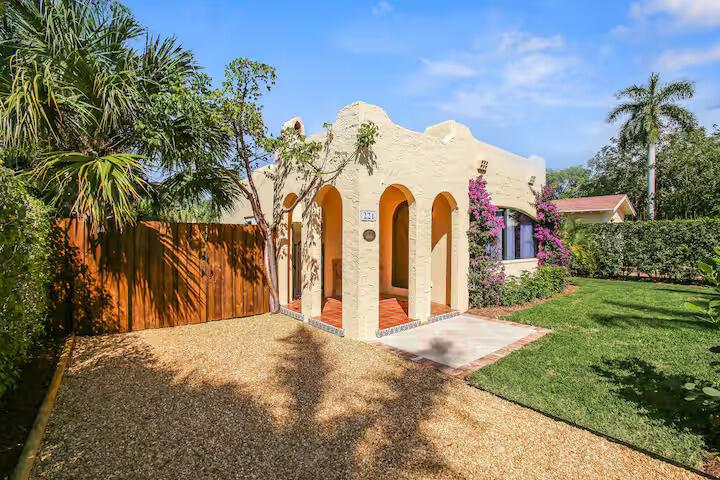 221 Lakeland Drive