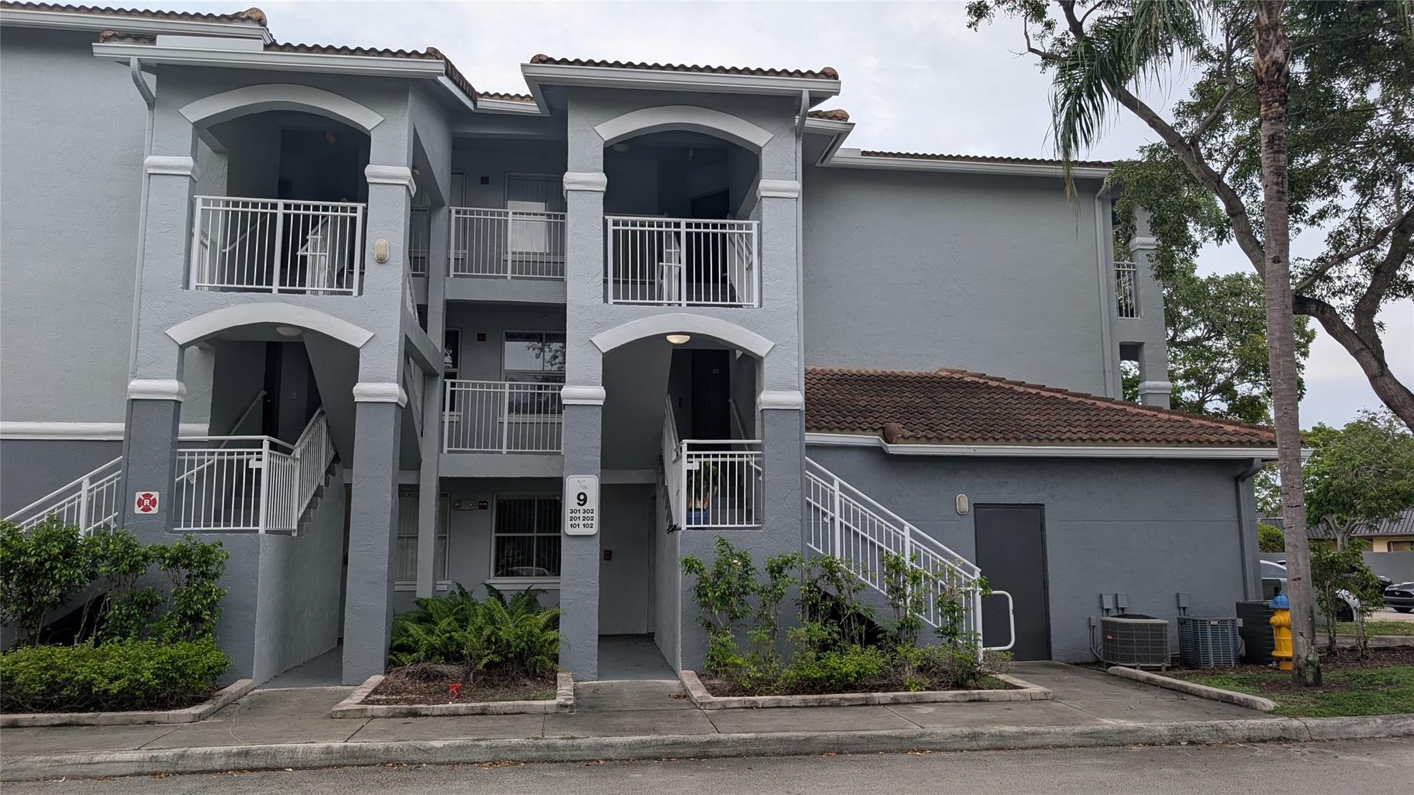 Stunning first-floor unit with 2 bedrooms and 2 baths with attached garage at the beautiful gated community La Via Condo. Property renovated (kitchen and floor). Huge clubhouse with swimming pool and spa, Fitness Center, Tennis and Children's Play Area. Great community close to schools, Hospitals, restaurants, and Pembroke Lakes Mall.
Minimum credit report 650, first, last, and security deposit. The HOA requires an application fee of $150, a security deposit of $250, and a pet fee of $150 (pet max 20 pounds).
