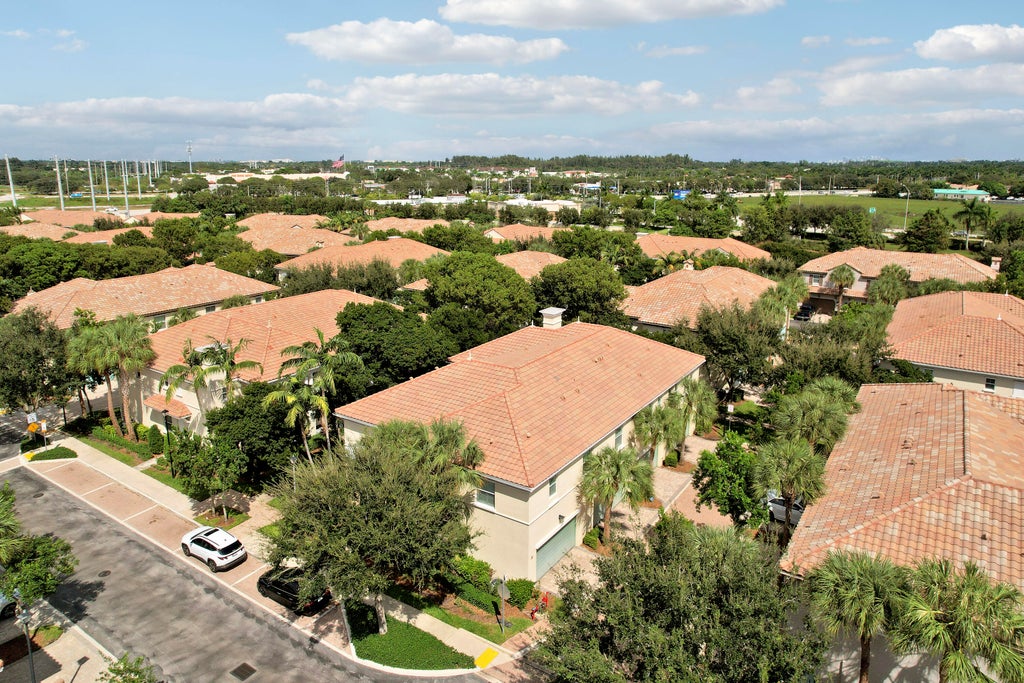 Photo of 4326 Cascada Circle, Hollywood, FL 33024 (MLS # B26092802)
