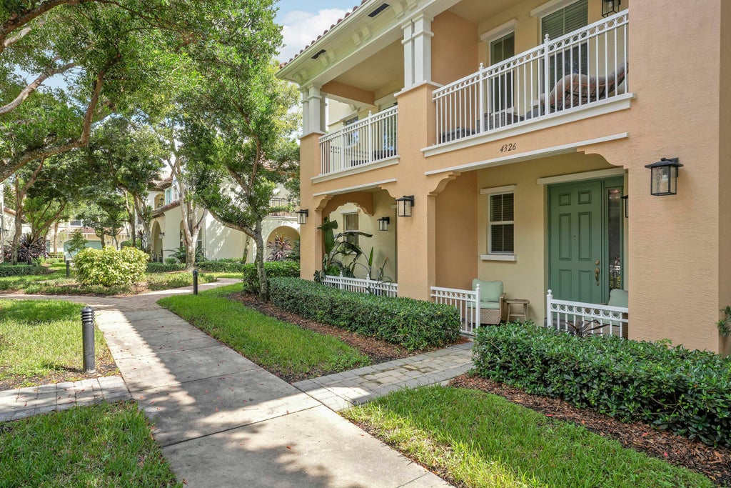 Photo of 4326 Cascada Circle, Hollywood, FL 33024 (MLS # B26092802)