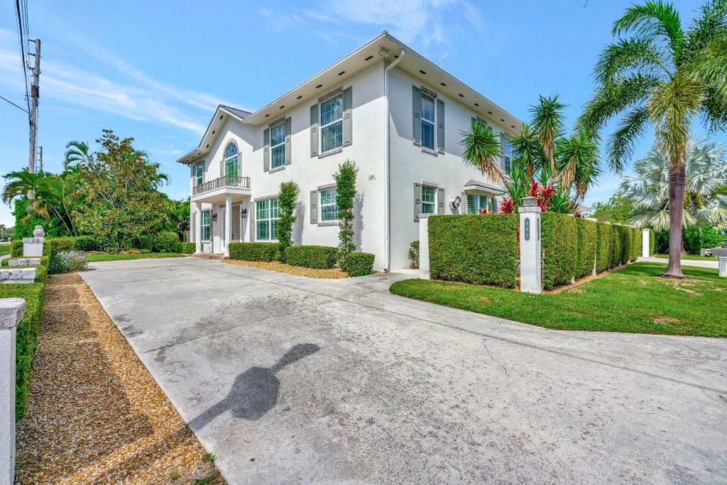 Photo of 401 Center Street, Jupiter, FL 33458 (MLS # R10940100)
