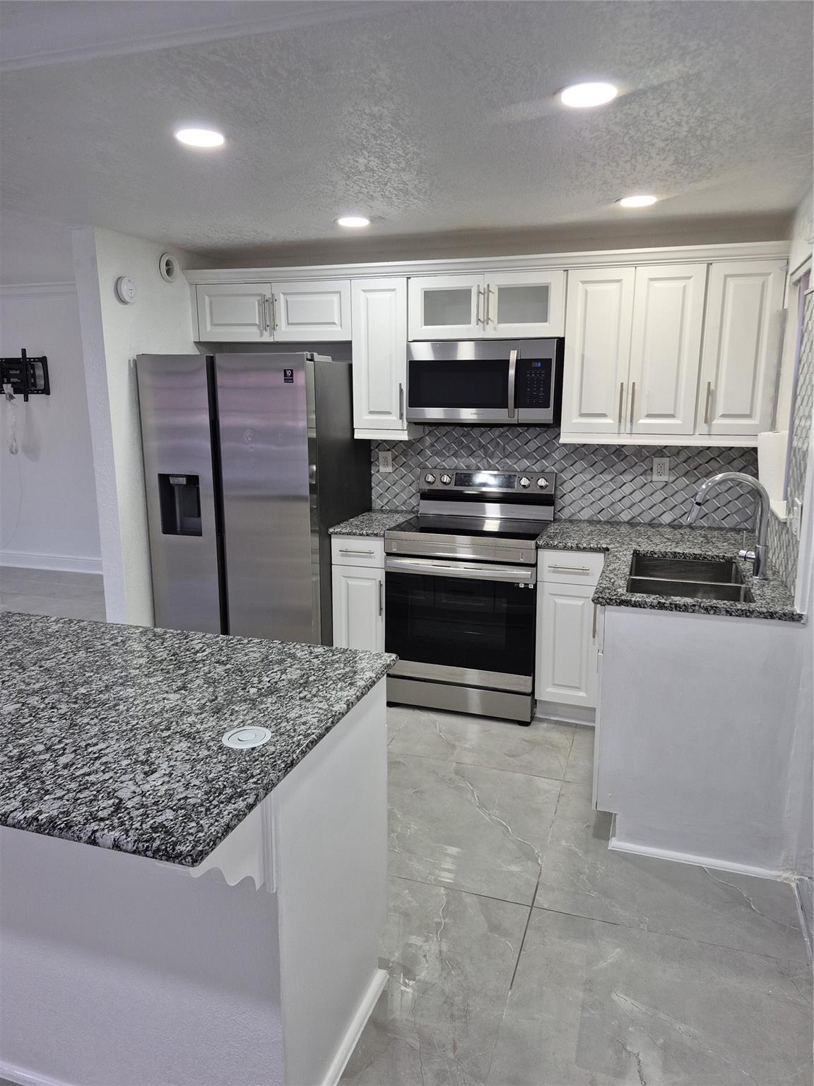 UNIT WAS JUST RECENTLY RENOVATED. THIS 3/2 FIRST FLOOR CONDO, FEATURING TILE FLOORING THROUGHOUT THE LIVING AREAS AND WOOD FLOORING IN THE BEDROOMS. THE KITCHEN OFFERS AN ISLAND WITH STAINLESS STEEL APPLIANCES, WHICH INCLUDES REFRIGERATOR, RANGE AND MICROWAVE. THE SPACIOUS LIVING ROOM IS HIGHLIGHTED BY A LARGE PICTURE WINDOW PROVIDING AMPLE NATURAL LIGHT. ADDITIONAL FEATURES INCLUDE A PRIVATE BALCONY, LAUNDRY ROOM AND CEILING FANS THROUGHOUT.
THIS PROPERTY COMBINES MODERN FINISHES WITH FUNCTIONAL DESIGN, WHICH CONTRIBUTES TO THE VERSATILITY OF COMFORTABILITY.
ALL MEASUREMENTS AND INFORMATION PERTAINING TO THIS LISTING ARE APPROXIMATE AND DEEMED ACCURATE BUT NOT WARRANTED BY BROKER.
PLEASE DO YOUR DUE DILIGENCE TO VERIFY ACCURACY OF INFORMATION.