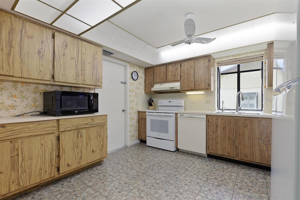 RIDGEPOINTE WOODS VILLAS - Residential