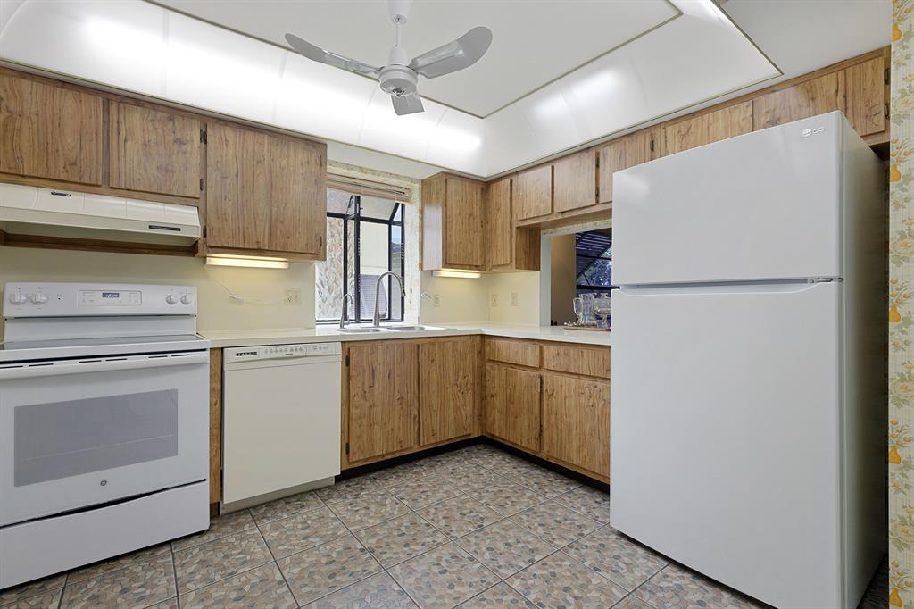 RIDGEPOINTE WOODS VILLAS - Residential