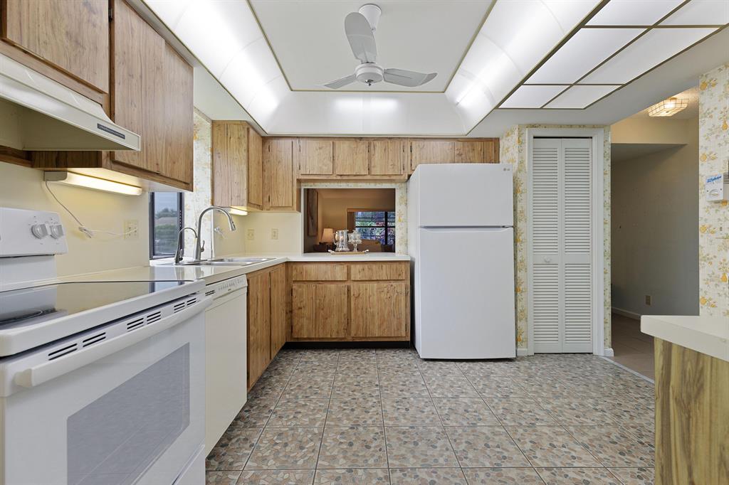 RIDGEPOINTE WOODS VILLAS - Residential