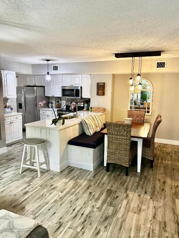 LIGHTHOUSE COVE AT TEQUESTA CONDO - Residential