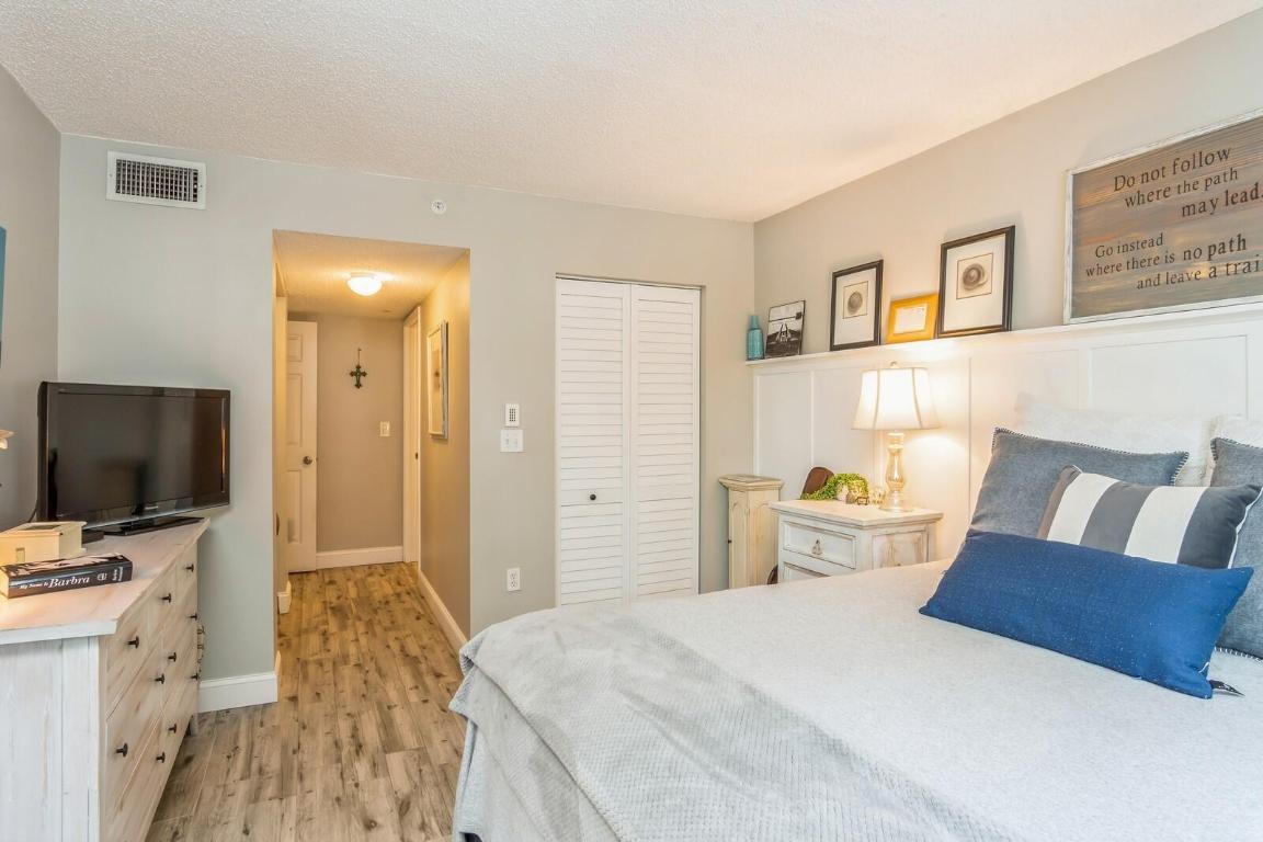 LIGHTHOUSE COVE AT TEQUESTA CONDO - Residential