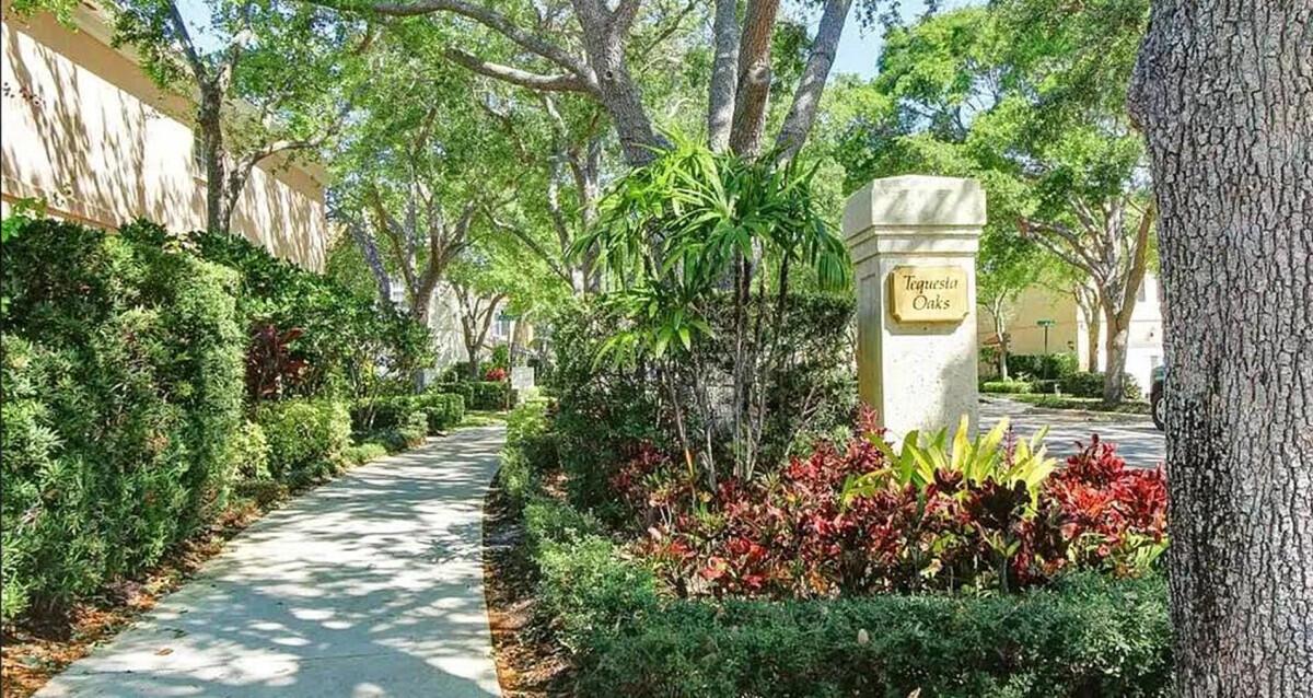 TEQUESTA OAKS - Residential Lease