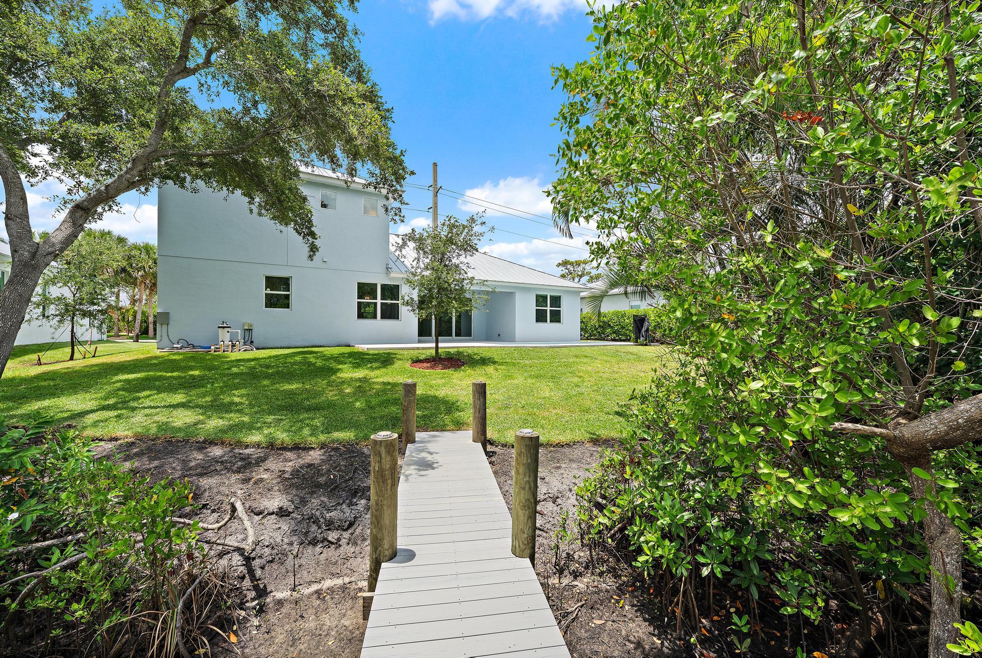 228 SW Indian Groves Drive