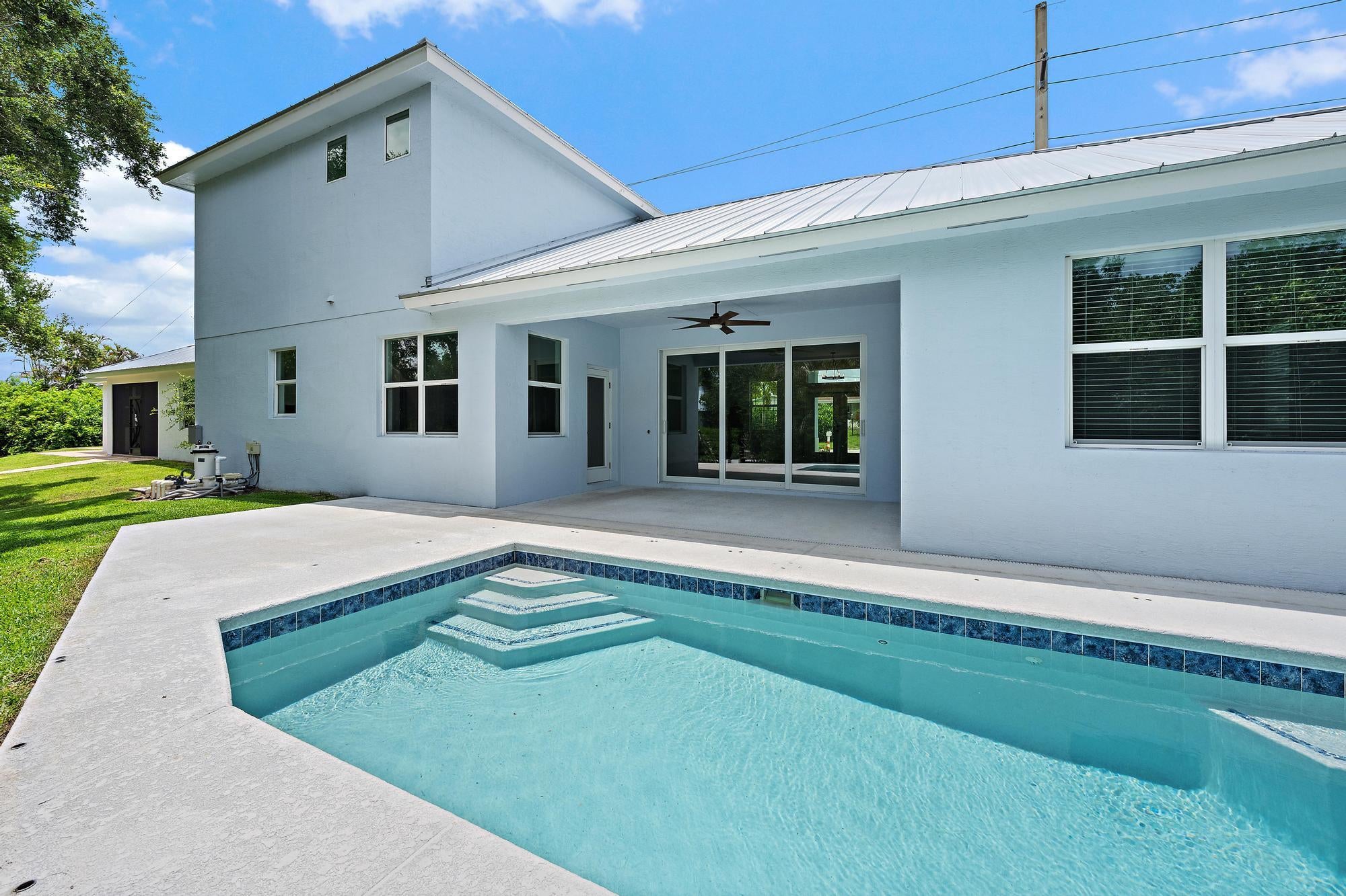 228 SW Indian Groves Drive