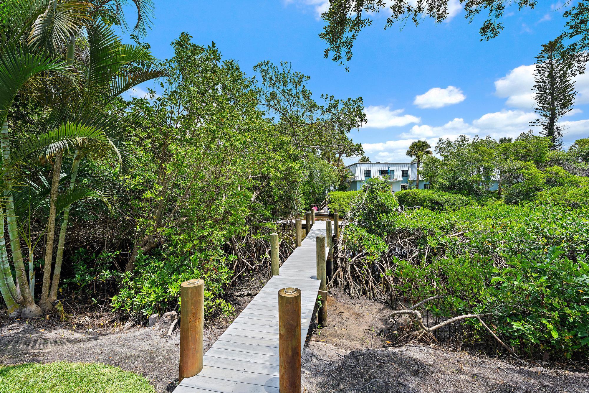 228 SW Indian Groves Drive