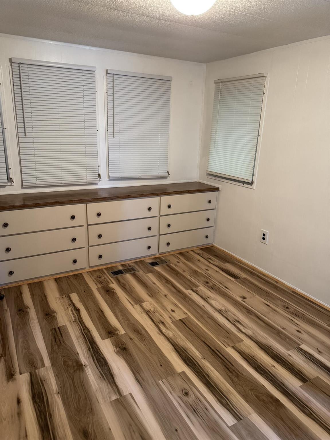 WOODBRIDGE MOBILE VILLAGE - Residential