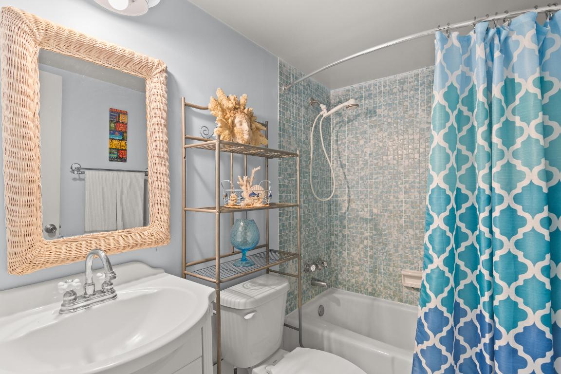 LA ENTRADA DEL MAR CONDOMINIUM - Residential Lease