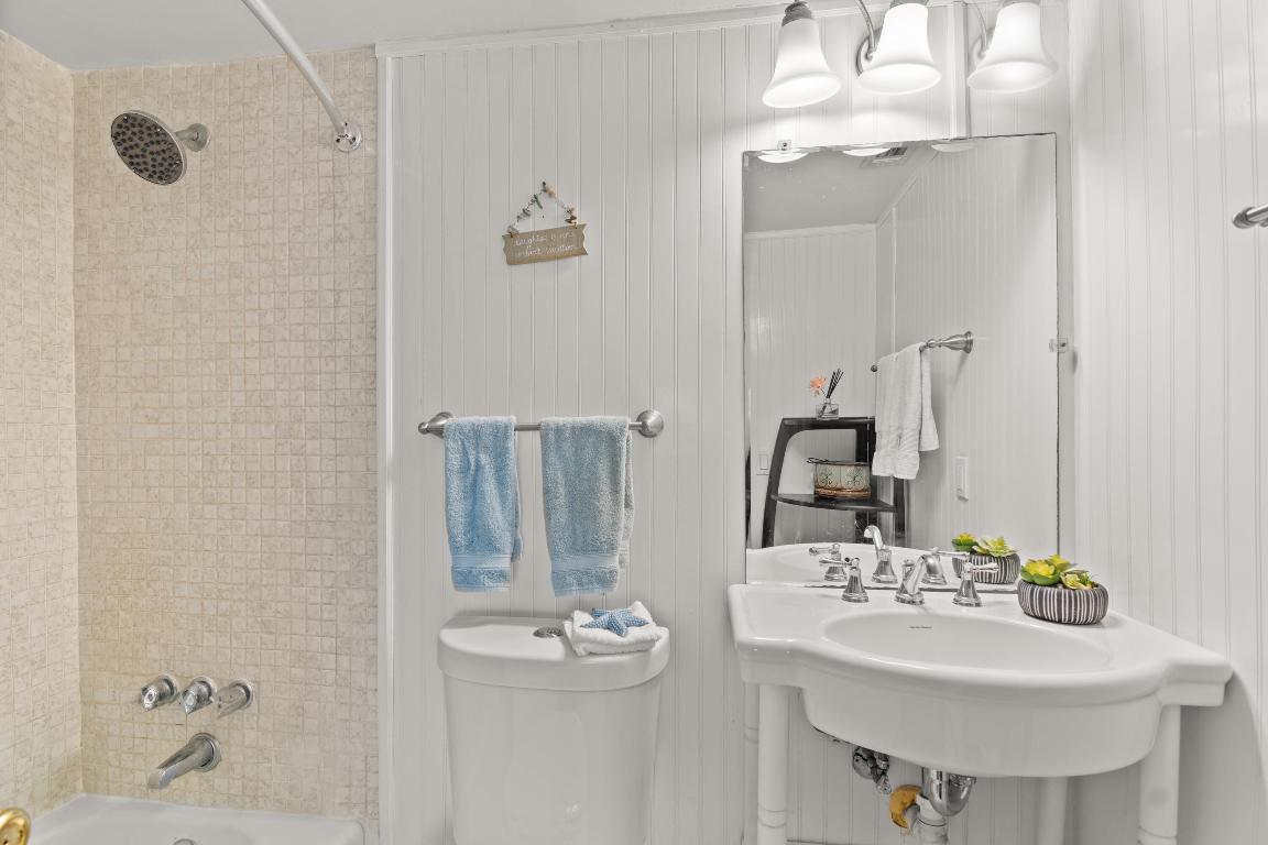 LA ENTRADA DEL MAR CONDOMINIUM - Residential Lease