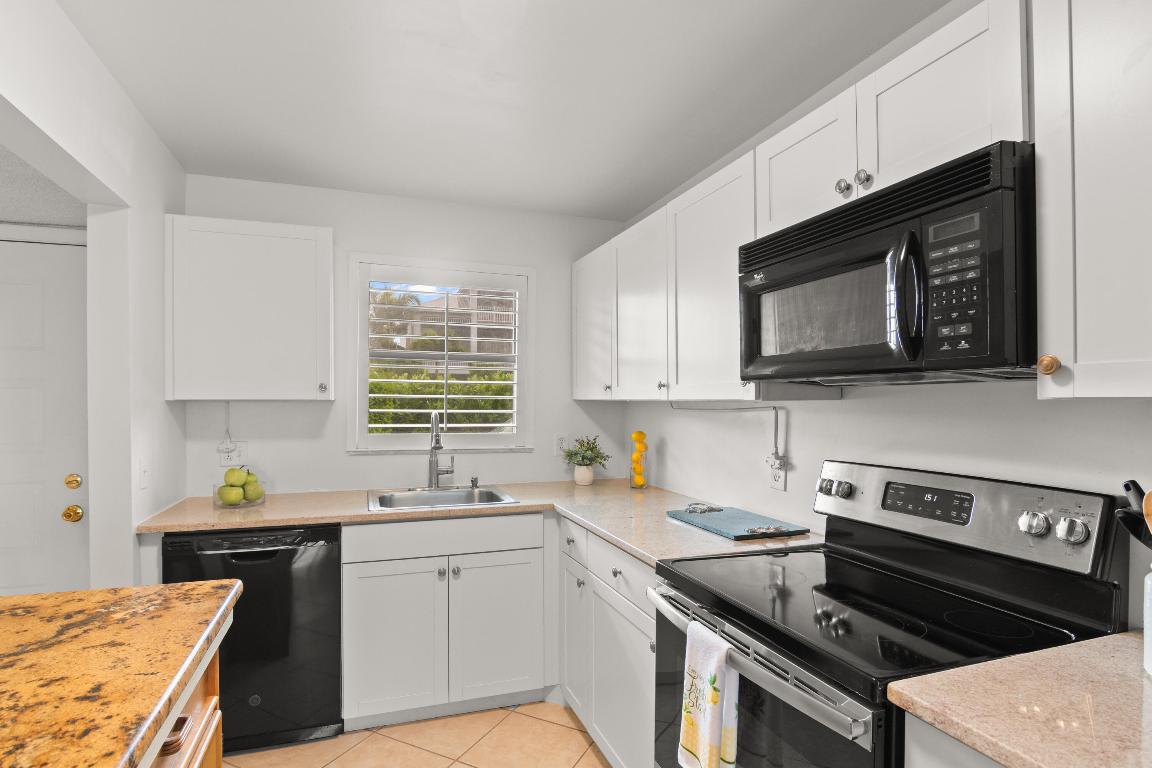 LA ENTRADA DEL MAR CONDOMINIUM - Residential Lease