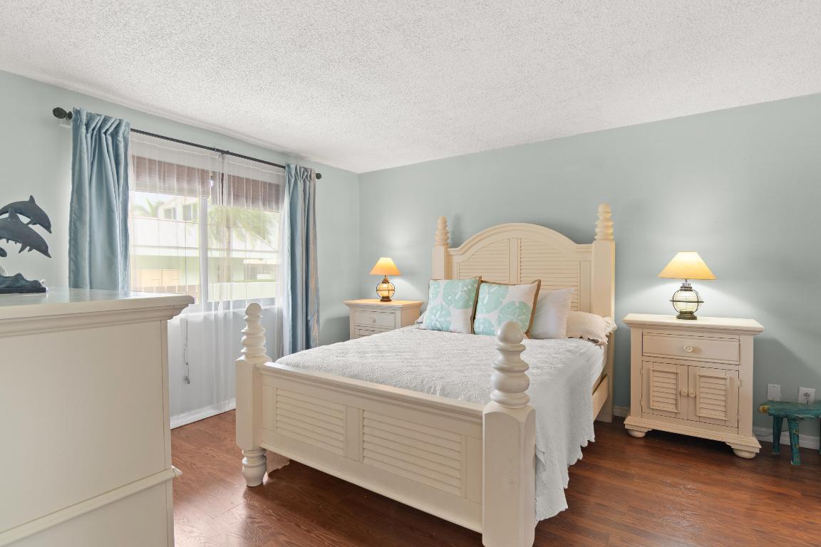 LA ENTRADA DEL MAR CONDOMINIUM - Residential Lease