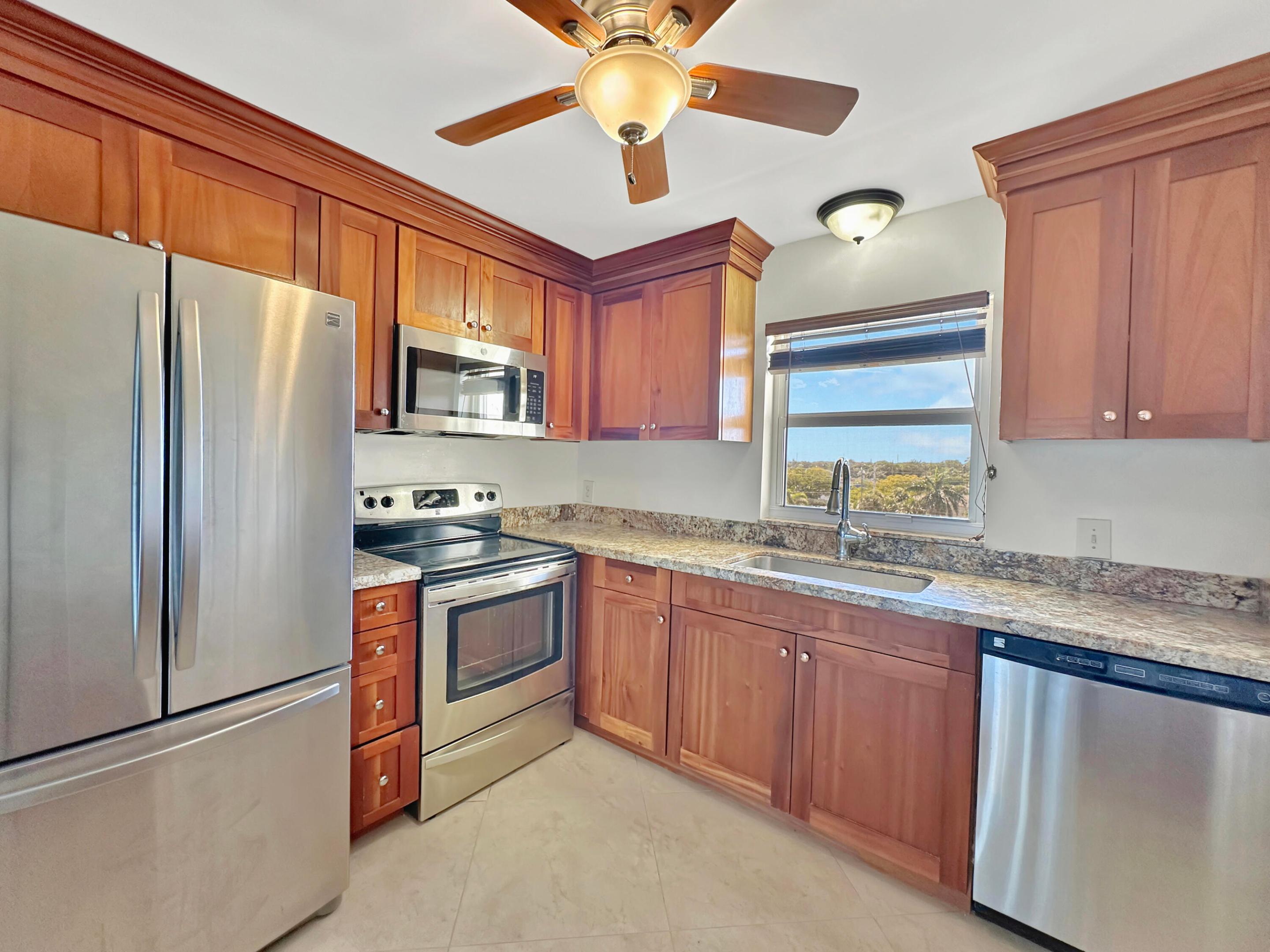 LAKE HARBOUR TOWERS CONDO - Residential