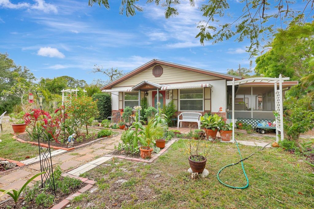 Photo of 824 E Madison Avenue, Stuart, FL 34996 (MLS # R10988639)