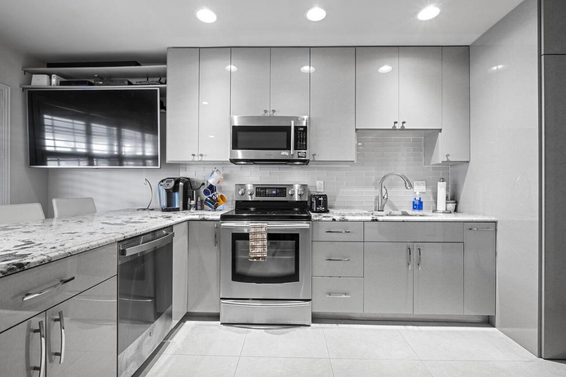 COLONIAL RIDGE CORP - Residential