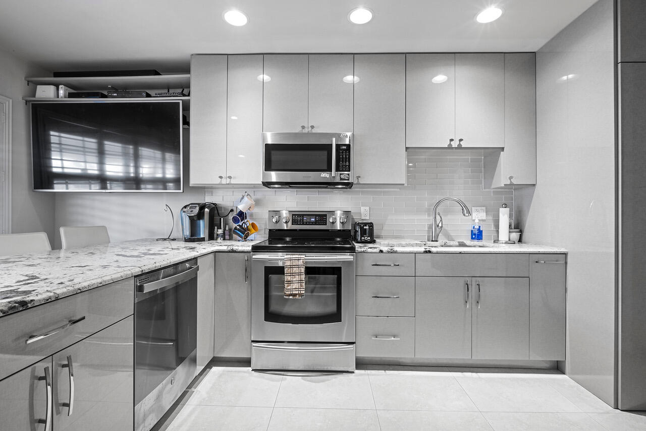 COLONIAL RIDGE CORP - Residential